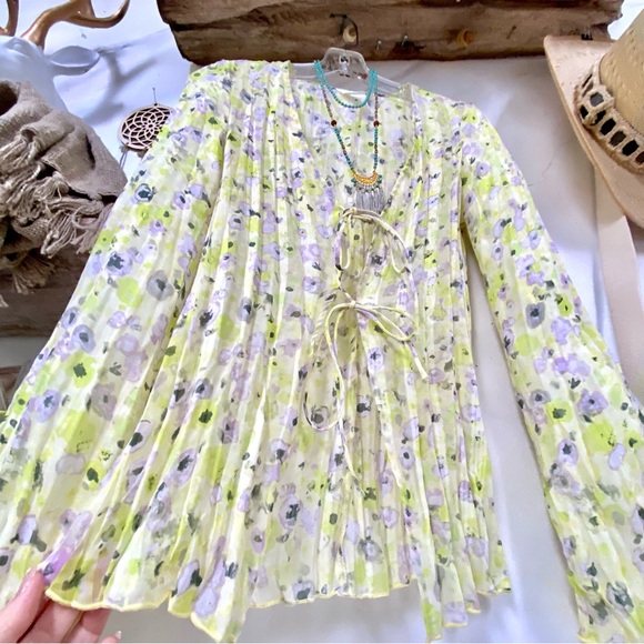 Lemon🍋 fresh sheer pleated Floral boho blouse w shabby chic resort vacay vibe - Picture 3 of 12